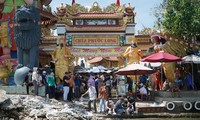 Người dân đội nắng tới ngôi chùa nằm giữa sông ở TPHCM 