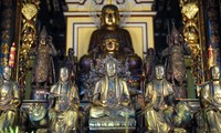Độc đáo các pho tượng dát vàng trong ngôi chùa gần 300 tuổi ở TPHCM