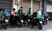 Tài xế xe công nghệ tính bỏ việc, hàng hóa lần lượt tăng giá khi xăng dầu lập &apos;đỉnh&apos;