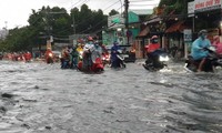 Điều khiển xe máy thế nào khi gặp đường ngập sâu?