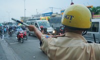 Người dân kéo về TPHCM sau kỳ nghỉ, cửa ngõ phía Tây ùn tắc
