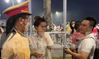 Phát loa hàng giờ tìm người thân cháu bé đi lạc khi xem pháo hoa