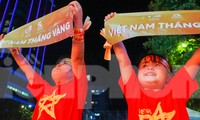 Người dân ken cứng phố đi bộ Nguyễn Huệ xem đội tuyển U23