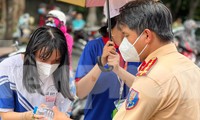 TPHCM: CSGT phân luồng, phát nước tận tình hỗ trợ thí sinh vượt vũ môn