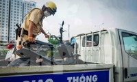 Công an dẹp loạn xe chạy ngược chiều trước chợ đầu mối Thủ Đức 