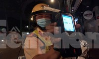 Cảnh sát giao thông TPHCM xuyên đêm kiểm tra nồng độ cồn người đi đường