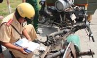 Cảnh sát giao thông lập biên bản xử lý một trường hợp xe máy “cà tàng”. Ảnh Việt Văn