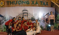 Tấm ảnh kỷ niệm cuối cùng của các bạn trẻ. Ảnh: T.N.A 