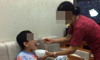 Nhiều đứa trẻ được gia đình phục vụ mọi lúc mọi chỗ, ngay cả những hoạt động cơ bản nhất của con người. (Ảnh được một chuyên gia tâm lý tại TPHCM cung cấp)