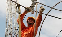 Nhân viên EVN bảo dưỡng hệ thống điện lưới. 