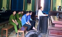 Các đối tượng “chân rết” trong vụ án ra vành móng ngựa, riêng chủ mưu vụ án đã “xa chạy, cao bay”. Ảnh T. Châu.