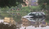Những chiếc ô tô trông chờ... cứu hộ