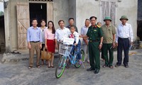 ​Trao tặng xe đạp cho học sinh nghèo hiếu học 