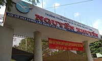 Cổng trường THCS và THPT Nguyễn Khuyến.
