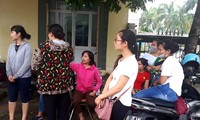 Giáo viên hợp đồng tập trung cạnh UBND huyện Thanh Oai để chờ lời giải thích thỏa đáng từ lãnh đạo huyện. Ảnh: Đình Tuệ/ Lao Động 