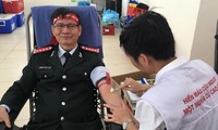 Bác Nguyễn Văn Nhiên tham gia buổi hiến máu sáng nay tại ĐH Bách Khoa Hà Nội