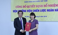 Phó Thống đốc Nguyễn Kim Anh trao quyết định cho đồng chí Nguyễn Thị Hòa