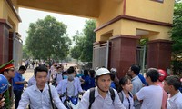 Thí sinh ra khỏi phòng thi môn ngữ Văn sáng nay. Ảnh: Đỗ Hợp