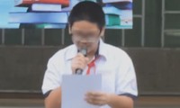 M.Q. bị đình chỉ học, hạ hạnh kiểm, phải lao động công ích và đọc kiểm điểm trước trường. Hình ảnh nam sinh đọc bản kiểm điểm và xin lỗi được quay lại và đưa lên mạng. Ảnh cắt từ clip