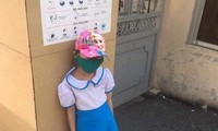 Đi học sớm, 1 học sinh bị bắt đứng ngoài cổng trường giữa trưa nắng.