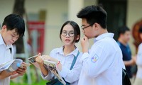 Ngay từ hơn 6h sáng, nhiều thí sinh thi vào lớp 10 tại Hà Nội đã ôn bài trước khi vào môn thi Ngữ Văn ở điểm thi THCS Khương Đình, Thanh Xuân. Ảnh: Như Ý Thí sinh tranh thủ ôn bài trước giờ thi tại điểm thi THCS Phan Đình Giót, Thanh Xuân 