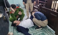 Ông Võ Văn Cường - Giám đốc Công ty TNHH MTV Land Hà Hải (áo trắng) nằm vật xuống sàn sau khi uống thuốc diệt côn trùng để tự tử tại tòa