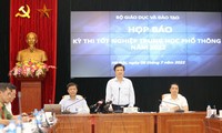 Thứ trưởng Bộ GD&ĐT Nguyễn Hữu Độ chủ trì cuộc họp báo chiều nay, 8/7. Ảnh: Như Ý