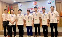 5 học sinh Việt Nam tham dự Olympic Vật lí quốc tế 2022 (đứng giữa)