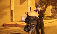 Người lao động nghèo vật lộn mưu sinh trong đêm giá rét ở Hà Nội