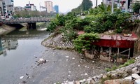 Cận cảnh những dòng sông &apos;đen&apos; chảy giữa nội thành Hà Nội