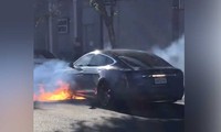 Tesla Model S bốc cháy dữ dội trên đại lộ Los Angeles