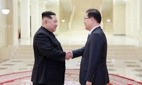 Nhà lãnh đạo Triều Tiên Kim Jong-Un (trái) đón tiếp Trưởng phái đoàn Hàn Quốc Chung Eui-yong (phải), ngày 5/3. (Nguồn: AFP/KCNA).