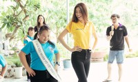 Hoa hậu Khánh Vân dạy trẻ em khuyết tật catwalk trong chuyến từ thiện đầu tiên