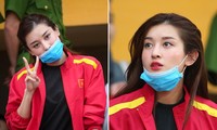 Huyền My đeo khẩu trang kín mít đi xem đá bóng vẫn nổi bật đầy xinh đẹp trên sân Hàng Đẫy