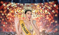 Ngọc Thảo diện váy xẻ vòng 1 nóng bỏng, thực hiện thử thách biểu cảm vương miện Miss Grand