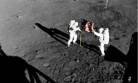 Số phận kỳ lạ của túi bụi Mặt Trăng tàu Apollo 11 mang về