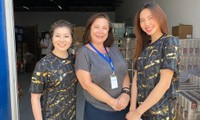 Hoa hậu Thuỳ Tiên và phó chủ tịch Miss Grand mặc áo đôi khi cùng đi từ thiện ở Romania