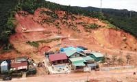 Cụm dân cư ven đường Trường Sơn Đông bị đe dọa bởi ngọn đồi bị sạt lở
