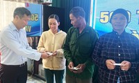 Tặng bóng đèn thắp sáng buôn làng vùng xa Lâm Đồng 