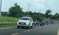 CSGT Công an tỉnh Đắk Nông dẫn đường đoàn người từ vùng dịch đến địa phận tỉnh Đắk Lắk