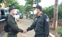 Cán bộ, chiến sĩ Trung đoàn CSCĐ Tây Nguyên len đường làm nhiệm vụ