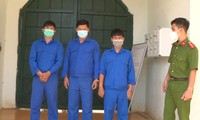 Dùng nước ngọt trộn mắm tôm tạt vào shop quần áo để dằn mặt