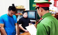  Đọc lệnh bắt tạm giam Lê Hải Nam (áo đen) và Lưu Văn Thiện