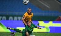 Toàn đội Australia ngả mũ trước sự hi sinh của người ghi bàn vào lưới Việt Nam