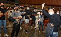 HLV Singapore từ chức, cầu thủ bịn rịn chia tay tại sân bay