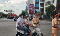 HLV Polking đi muộn, quên mang nón bảo hiểm trước trận đấu của U23 Thái Lan 