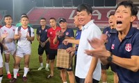 Chủ tịch CLB Hải Phòng xách 1 tỷ đồng tiền mặt thưởng cầu thủ sau trận thắng Hà Nội 
