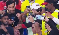 &apos;Bản sao&apos; Neymar xuất hiện trên khán đài, lừa hàng nghìn người hâm mộ và cả nhân viên an ninh