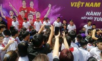 Dàn sao của Hà Nội FC bị hàng trăm fan nhí bao vây quên cả lối về