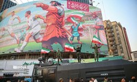 Cách Iran ăn mừng chiến thắng: đi bão bằng ôtô, phát kẹo, lính đặc nhiệm phất cờ trên xe bọc thép